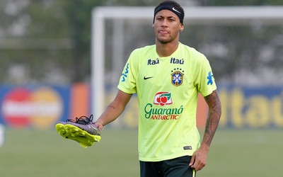 广发电竞-利物浦女足球迷抗议高层投入不足